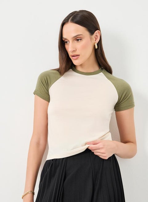 تيشيرت بقصة ضيقة وأكمام راجلان بلون متداخل